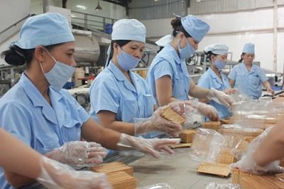Nữ công nhân lao động đang thi đua lao động sản xuất tại Công ty TNHH Thành Long.