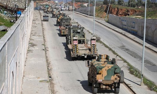 Đoàn xe quân sự Thổ Nhĩ Kỳ đi qua gần thành phố Idlib hôm 8.2. Ảnh: AFP/Getty.
