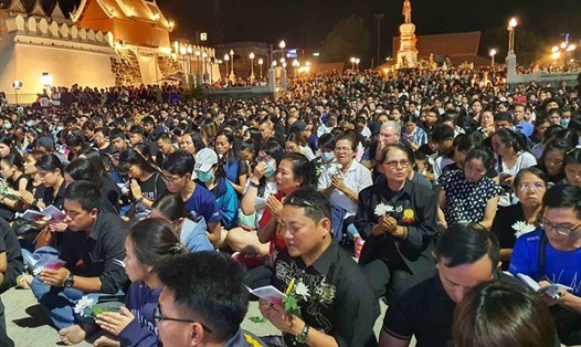 Hàng nghìn người cầu nguyện cho các nạn nhân vụ xả súng ở Nakhon Ratchasima. Ảnh: Bangkok Post