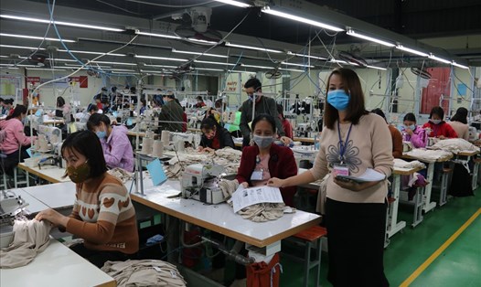 Cán bộ Công đoàn tỉnh Nam Định phát tờ rơi tuyên truyền tới công nhân lao động về dịch viêm đường hô hấp cấp do chủng mới virus Corona gây ra. Ảnh: PV