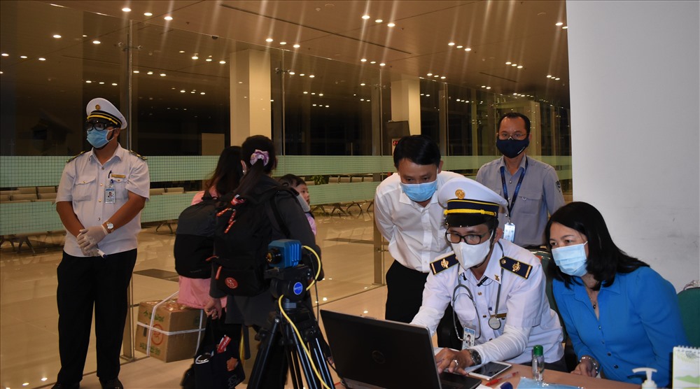Công đoàn ngành Y tế TP.Cần Thơ chia sẻ, động viên lực lượng tham gia công tác phòng, chống dịch virus Corona. Ảnh: Thành Nhân