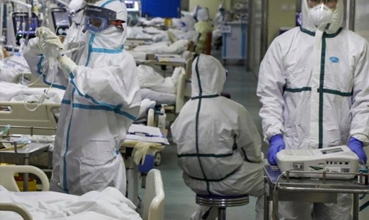 Nhân viên y tế điều trị bệnh nhân virus Corona trong phòng chăm sóc đặc biệt tại bệnh viện ở Vũ Hán. Ảnh: AP