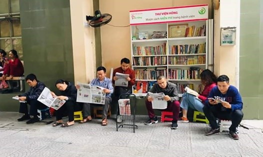 Tủ sách phục vụ mọi người đọc và mượn sách, báo miễn phí trong Bệnh viện Hữu nghị Việt Đức.