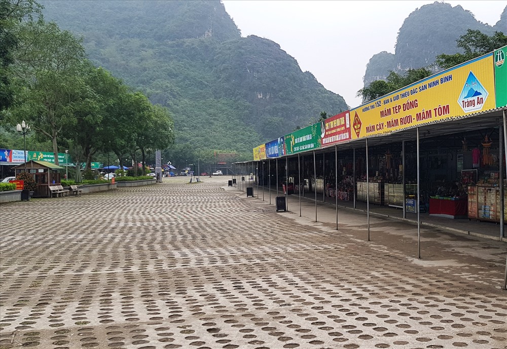 Khu vực bãi đậu xe của Khu du lịch sinh thái Tràng An vắng tanh. Ảnh: NT