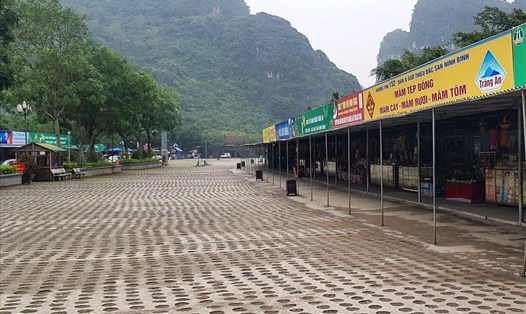 Khu vực bãi đậu xe của Khu du lịch sinh thái Tràng An vắng tanh. Ảnh: NT