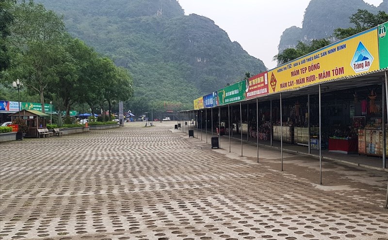 Khu vực bãi đậu xe của Khu du lịch sinh thái Tràng An vắng tanh. Ảnh: NT