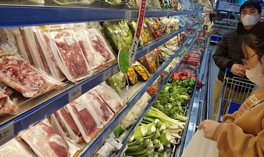 Giá thịt lợn tăng cao đã ảnh hưởng đến đời sống người tiêu dùng. Ảnh: Kh.V