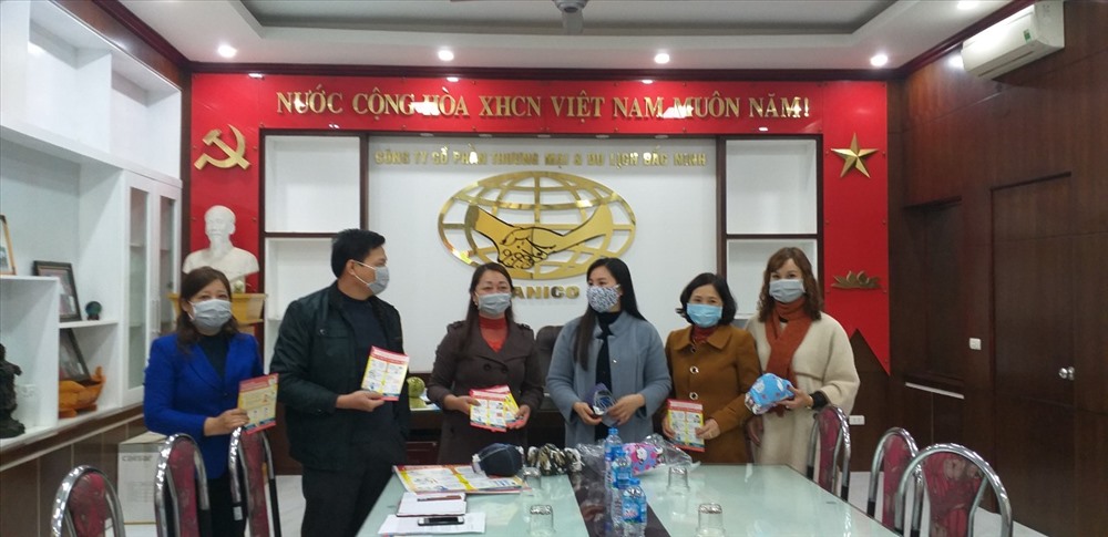 Công đoàn ngành Công Thương tỉnh Bắc Ninh phát tờ rơi và tặng khẩu trang đến người lao động.