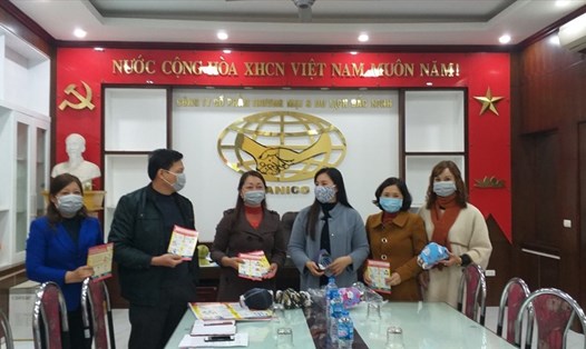 Công đoàn ngành Công Thương tỉnh Bắc Ninh phát tờ rơi và tặng khẩu trang đến người lao động.