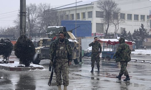 Quân đội Afghanistan tại hiện trường vụ nổ gần Học viện quân sự Marshal Fahim hôm 11.2. Ảnh: AP.