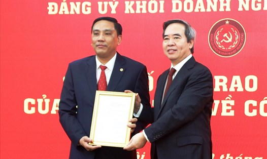 Ông Nguyễn Văn Bình, Ủy viên Bộ Chính trị, Bí thư Trung ương Đảng, Trưởng ban Kinh tế Trung ương trao quyết định cho ông Hoàng Giang. Ảnh VGP