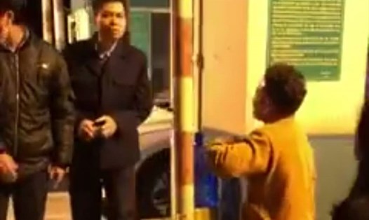 Hình ảnh 2 người đàn ông gây rối, hành hung nhân viên trạm BOT Thanh Nê được người dân ghi lại (Ảnh cắt từ clip)