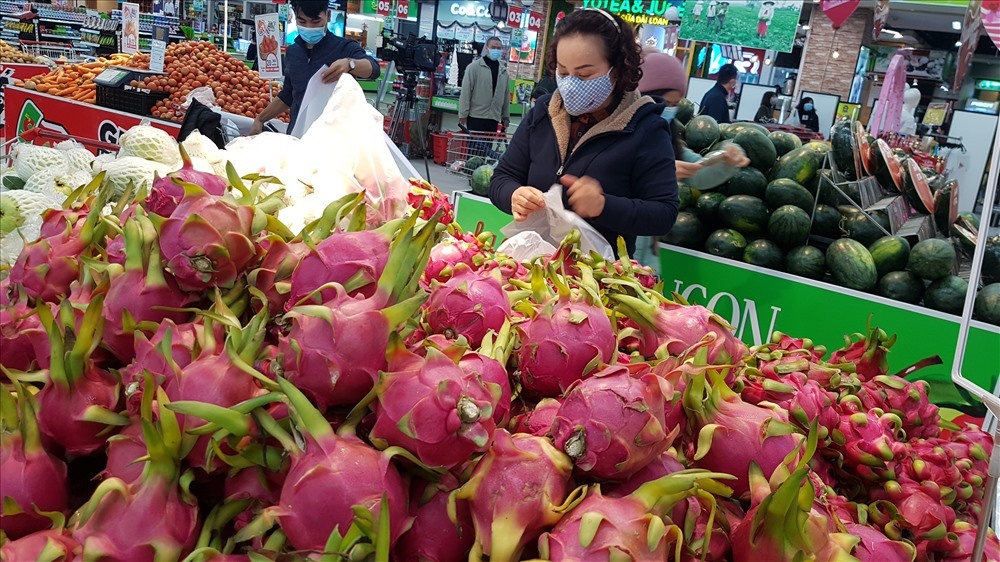 Siêu thị đã hỗ trợ nông dân tiêu thụ hàng tấn nông sản. Ảnh: KhV