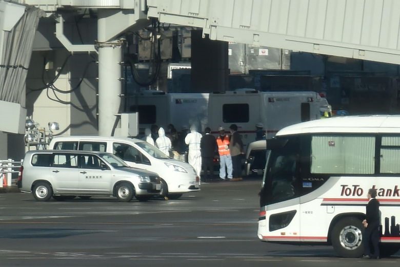 Chuyến bay đầu tiên sơ tán công dân Nhật Bản khỏi Vũ Hán hạ cánh xuống sân bay Haneda, Tokyo hôm 29.1. Ảnh: AFP