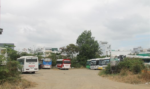 Bãi xe tự phát tràn lan ở Nha Trang, Khánh Hòa. Ảnh: PV