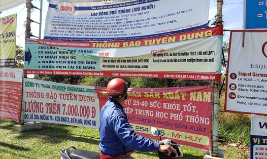 Rất nhiều thông báo tuyển dụng lao động tại KCN Amata, TP.Biên Hòa, tỉnh Đồng Nai. Ảnh: Hà Anh Chiến