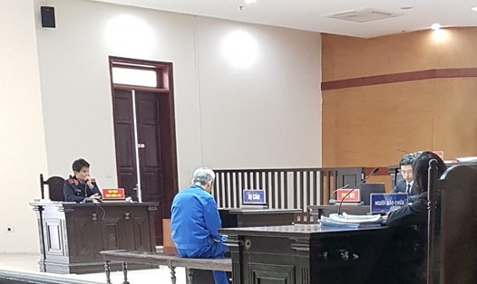 Bị cáo Bùi Văn Căn (áo xanh ở giữa) tại phiên tòa phúc thẩm.