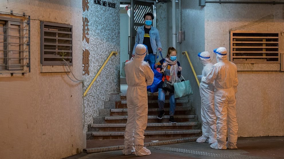 Người dân ở khu chung cư Hong Mei, Hong Kong rời khỏi tòa. Ảnh: Getty.