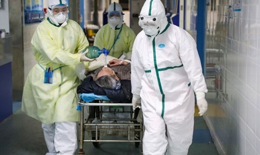 Thêm 1 bác sĩ Trung Quốc chết vì virus Corona trong bối cảnh truyền thông tiết lộ có ít nhất 500 y bác sĩ ở Vũ Hán nhiễm bệnh. Ảnh: WP.