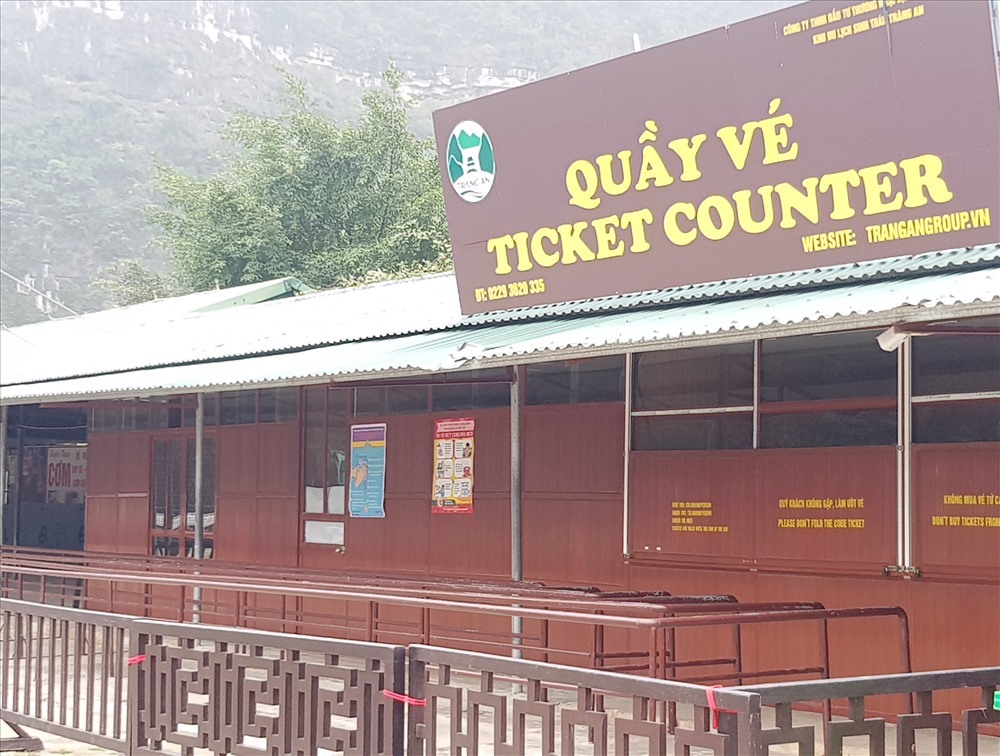 Do vắng khách nên Ban quản lý khu du lịch Tràng An (Ninh Bình) đã phải đóng cửa một số quầy bán vé. Ảnh: NT