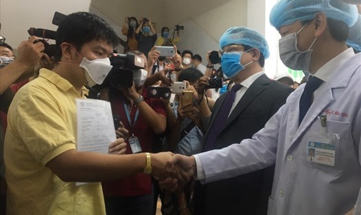 Bệnh nhân Li Zichao nhận giấy xuất viện vào ngày 4.2