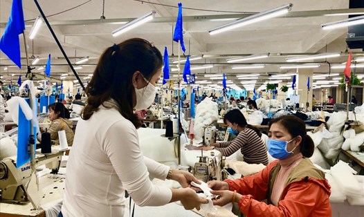 Công nhân tại một doanh nghiệp trên địa bàn tỉnh Hưng Yên được phát khẩu trang để phòng chống virus Corona. Ảnh: Thu Nguyệt