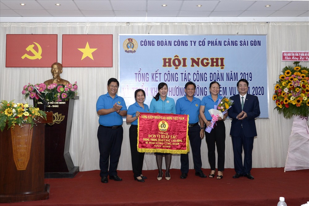 Đồng chí Lê Phan Linh, Chủ tịch Công đoàn Tổng Công ty Hàng hải thay mặt Ban Chấp hành Tổng LĐLĐVN trao Cờ thi đua toàn diện cho Công đoàn cảng Sài Gòn. Ảnh: N.P
