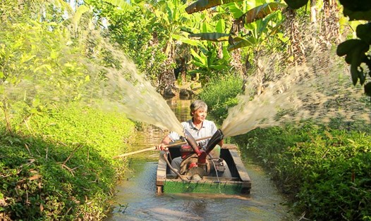 Người dân tưới tiêu hoa màu thời thiếu nước (ảnh Nhật Hồ)