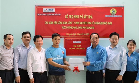 Chủ tịch CĐ Công Thương Việt Nam Trần Quang Huy (thứ 3, từ phải sang) trao hỗ trợ kinh phí xây nhà Mái ấm Công đoàn cho đoàn viên tại TCty Thép VN. Ảnh: T.Linh