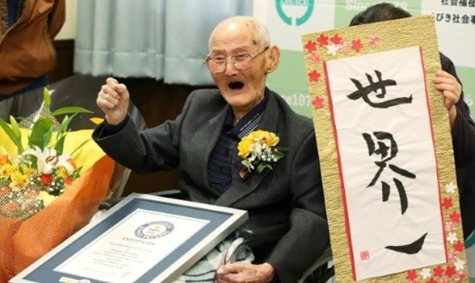 Cụ ông Chitetsu Watanabe được trao danh hiệu người sống thọ lâu nhất vào ngày 12.2. Ảnh: EAP