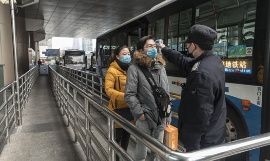 Đo thân nhiệt hành khách ở bến xe Thượng Hải. Ảnh: Bloomberg