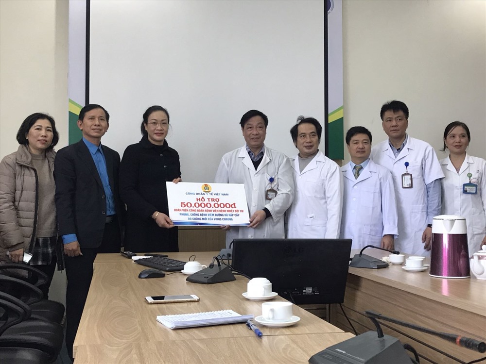 PGS.TS Phạm Thanh Bình, Chủ tịch Công đoàn Y tế Việt Nam trao tặng kinh phí hỗ trợ tập thể cán bộ, y, bác sĩ Bệnh viện Bệnh Nhiệt đới Trung ương.