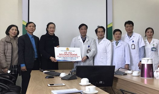 PGS.TS Phạm Thanh Bình, Chủ tịch Công đoàn Y tế Việt Nam trao tặng kinh phí hỗ trợ tập thể cán bộ, y, bác sĩ Bệnh viện Bệnh Nhiệt đới Trung ương.