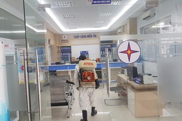 Hơn 200 phòng giao dịch khách hàng tại 21 tỉnh, thành phố phía Nam thường xuyên được phun thuốc diệt khuẩn phòng ngừa lây lan của dịch bệnh.
