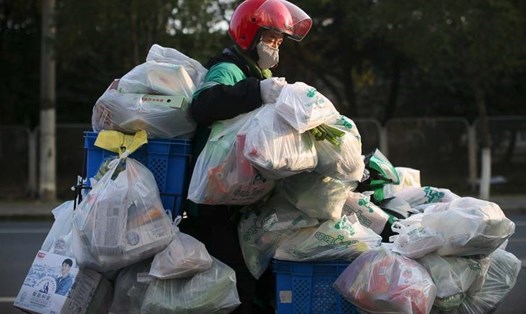Hình ảnh một người giao đồ ăn ở thành phố Vũ Hán, Trung Quốc. Ảnh: The Paper