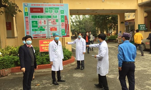 Đoàn công tác của Bộ Y tế làm việc tại xã Sơn Lôi sáng nay 13.2. Ảnh: Lê Hảo