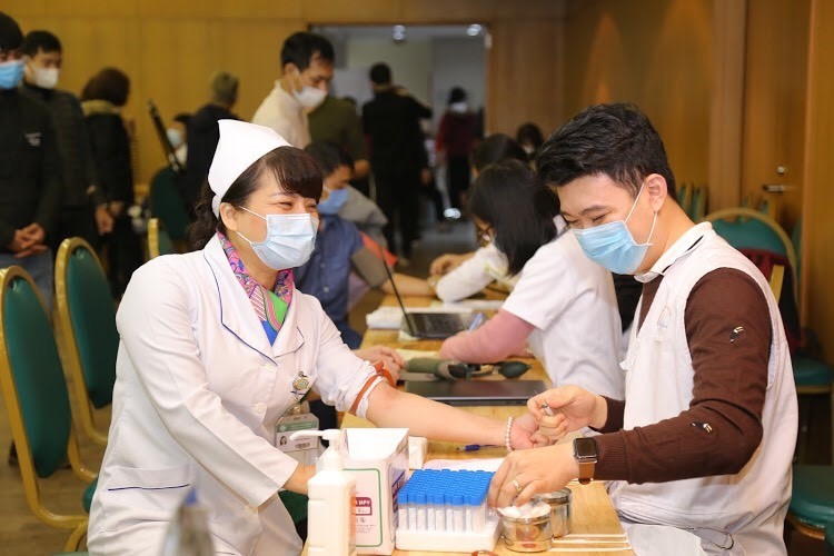 Niềm vui nữ điều dưỡng khi được tham gia hiến máu cứu người.