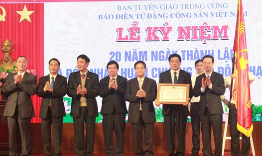 Trưởng Ban Tuyên giáo Trung ương Võ Văn Thưởng trao tặng bằng khen cho Báo điện tử Đảng Cộng sản Việt Nam.