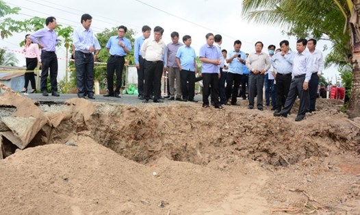 Đoàn công tác UBND tỉnh Cà Mau kiểm tra thực tế một điểm sạt lở đất tại huyện Trần Văn Thời chiều 13.2 (ảnh Nhật Hồ)