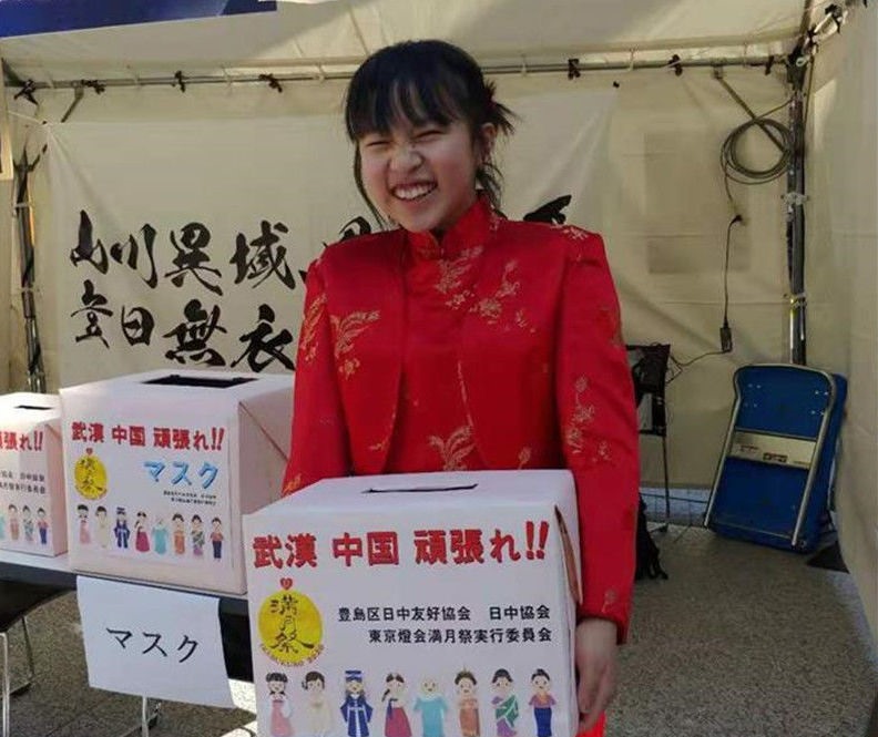 Một bé gái Nhật Bản quyên góp giúp Trung Quốc chống dịch COVID-19 ở Tokyo ngày 8.2. Ảnh: Tân Hoa xã