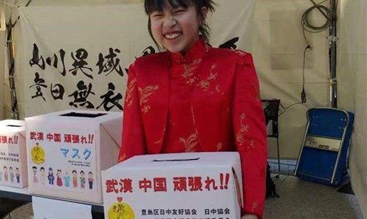 Một bé gái Nhật Bản quyên góp giúp Trung Quốc chống dịch COVID-19 ở Tokyo ngày 8.2. Ảnh: Tân Hoa xã