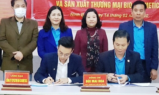 Đại diện lãnh đạo LĐLĐ tỉnh Ninh Bình và Công ty CP sản xuất và Thương mại BIO COSMETICS ký kết thỏa thuận. Ảnh: NT
