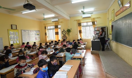 Học sinh và giáo viên trường tiểu học Tả Thanh Oai cơ sở 1 (Thanh Trì, Hà Nội). Ảnh: Minh Hà