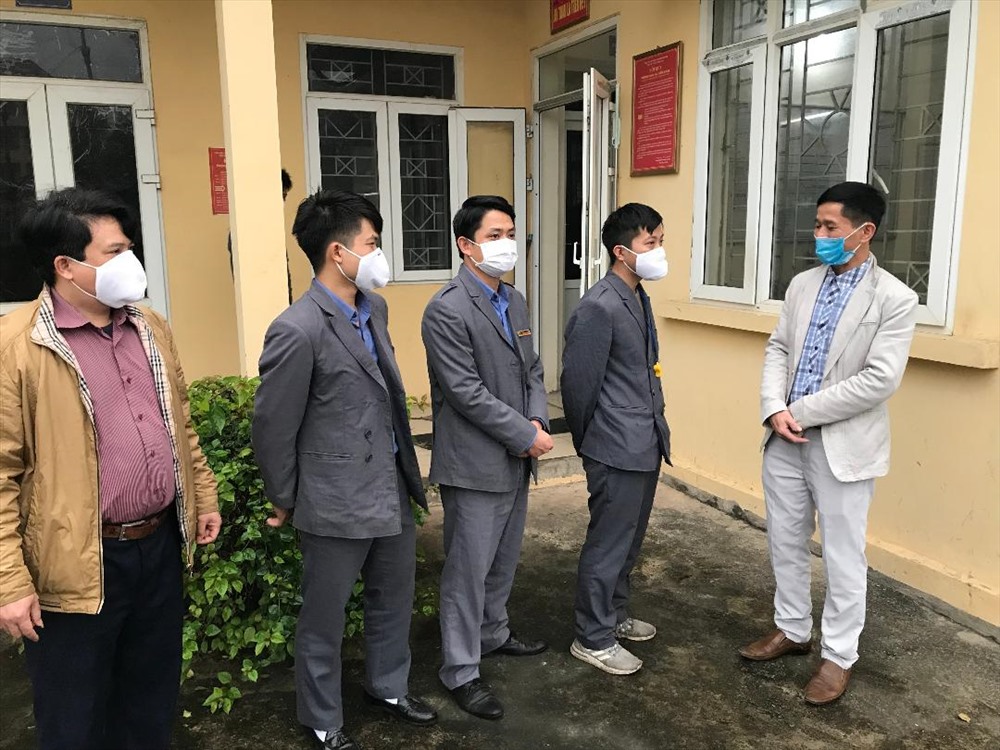 Đồng chí Nguyễn Thanh Hoàn (ngoài cùng bên phải)
thăm hỏi, động viên người lao động  khu ga Vĩnh Yên (Vĩnh Phúc). Ảnh: Khánh Thuỷ