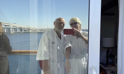 Cặp vợ chồng tự quay video trên tàu Diamond Princess. Ảnh: AP