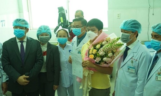 Li Zichao (28 tuổi, người Trung Quốc) được Bệnh viện Chợ Rẫy, TPHCM chữa khỏi viêm phổi cấp do COVID-19.