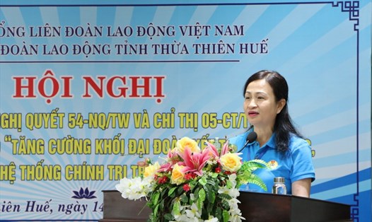 Bà Nguyễn Khoa Hoài Hương - Chủ tịch LĐLĐ Thừa Thiên - Huế phát biểu tại hội nghị. Ảnh: PĐ.