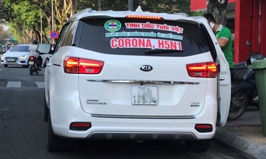 Chiếc xe dán dòng chữ quảng cáo "Tinh dầu Thái Việt ngăn ngừa, kháng khuẩn, ức chế virus corona, H5N1". Ảnh: QT.