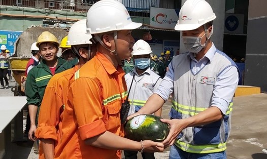 Công đoàn Công ty Coteccons phát dưa hấu cho công nhân xây dựng tại một công trình ở Quận 1, TP.Hồ Chí Minh. Ảnh: Nam Dương