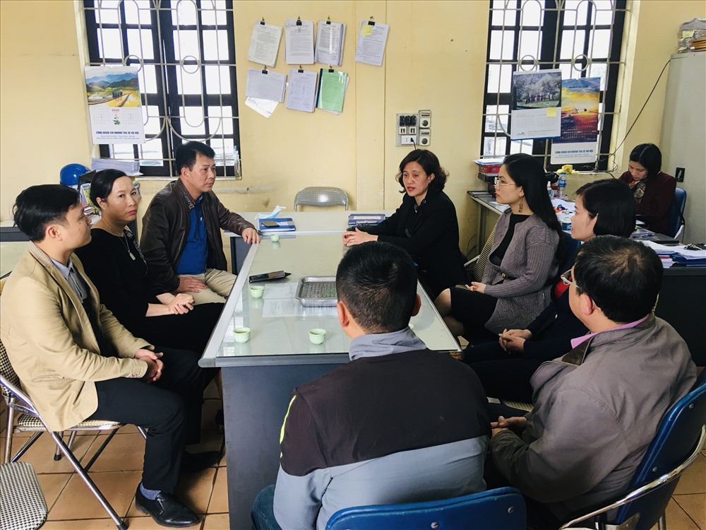 Lãnh đạo CĐ Đường sắt Việt Nam trao đổi với CĐCS, CĐ bộ phận để hỗ trợ, giúp đỡ đoàn viên Đặng Thuý Hà. Ảnh: Chu Kiên